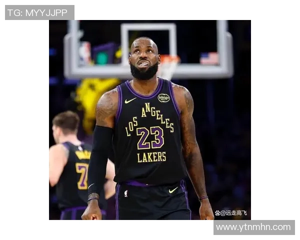 詹姆斯创历史新纪录成为首位四万分一万板一万助球员