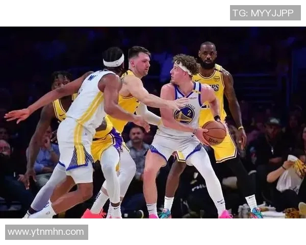 湖人队与勇士激战四月十三日争夺季后赛席位的关键战役